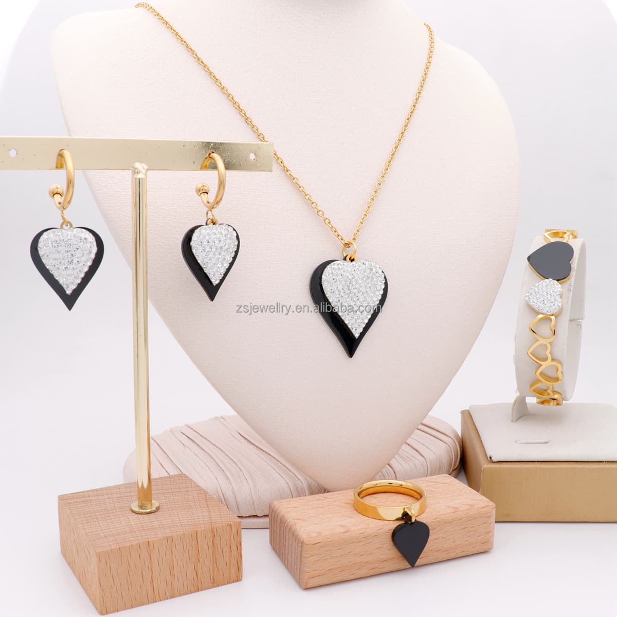 Parure femme élégante, duo noir et blanc