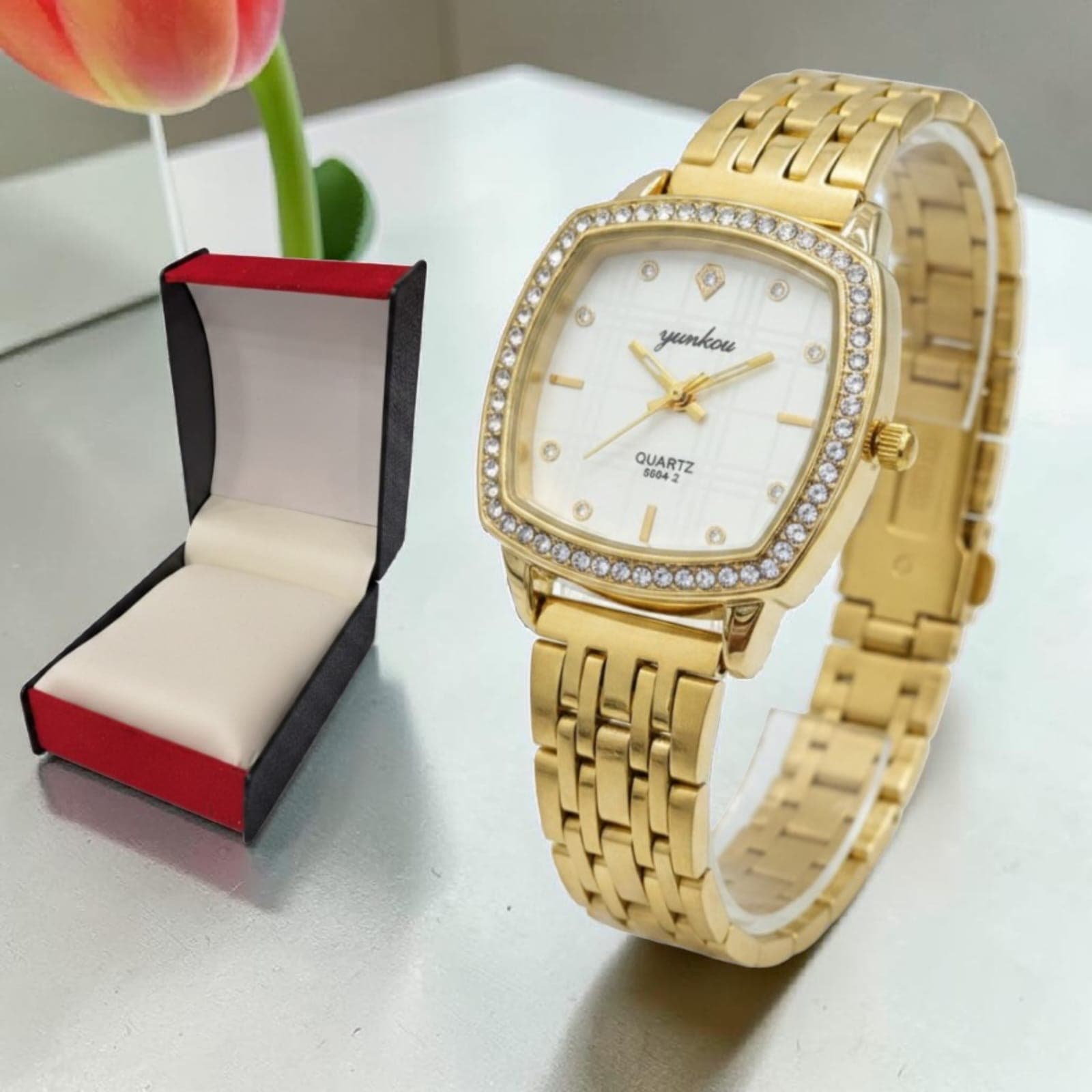Montre femme carrée, éclat doré